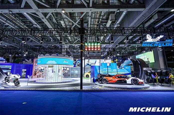 米其林還在展會上展示了UPTIS免充氣輪胎，這是一種無需填充壓縮空氣的輪胎，可提高物流車隊的運營效率，降低運營成本。此外，米其林的兩輪產(chǎn)品也備受關(guān)注，適用于不同路況的騎行需求。