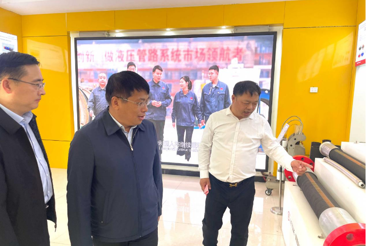 揭牌儀式結(jié)束后，王新會一行在董事長趙洪亮的陪同下，前往利通科技的產(chǎn)品展廳進行了深入調(diào)研，詳細了解了公司的科研創(chuàng)新情況。他鼓勵利通科技繼續(xù)發(fā)揮自身優(yōu)勢，持續(xù)進行科研創(chuàng)新。王新會還參觀了利通科技的科研基地和生產(chǎn)車間，以更深入了解公司在超高壓流體技術(shù)應(yīng)用和市場拓展方面的工作，鼓勵公司在凝聚科技人才、促進自主創(chuàng)新、激發(fā)創(chuàng)造活力等方面發(fā)揮更大的作用，為液壓科技產(chǎn)業(yè)的高質(zhì)量發(fā)展貢獻力量。