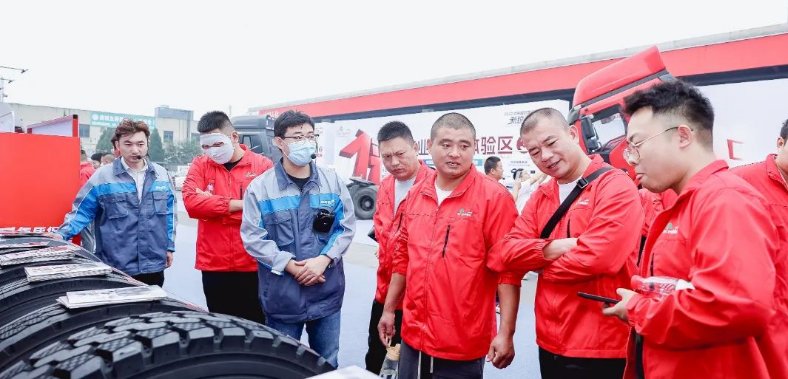 在接下來(lái)的環(huán)節(jié)中，中策橡膠銷售公司副總經(jīng)理丁雨波為六大品牌全國(guó)新銳10強(qiáng)門店頒發(fā)了獎(jiǎng)項(xiàng)。會(huì)上，來(lái)自工廠的專家和最強(qiáng)新銳冠軍門店代表也發(fā)表了演講，分享了他們的經(jīng)驗(yàn)和方法。