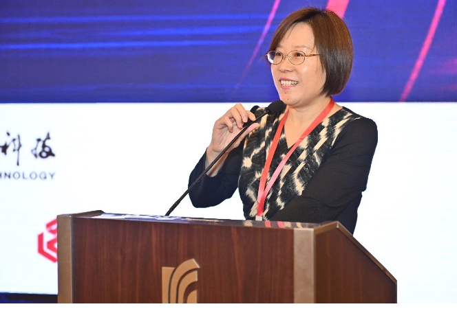 中國橡膠工業(yè)協(xié)會會長徐文英在會上致辭，表達了對賽象集團創(chuàng)始人張芝泉老先生創(chuàng)業(yè)精神的敬意，和對賽象未來發(fā)展的良好祝愿。  徐文英在致辭中表示，中國輪胎排名的一個重要意義，是用數(shù)據(jù)記載輪胎企業(yè)的發(fā)展變遷，給大家以啟迪和思考。盡管國內(nèi)輪胎企業(yè)在與國際巨頭的競爭中還有一段路要走，但她強調(diào)，要從五個方面分析當(dāng)前的盈利因素，警示許多有利因素正在發(fā)生變化，需要謹(jǐn)慎看待明年的市場形勢。