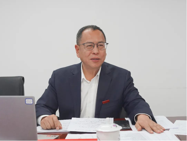 王占杰理事長(zhǎng)在總結(jié)發(fā)言中首先介紹了我國(guó)塑料加工業(yè)前三季度的經(jīng)濟(jì)運(yùn)行情況。盡管面對(duì)復(fù)雜嚴(yán)峻的國(guó)際環(huán)境和需求不足，我國(guó)塑料加工業(yè)仍在努力應(yīng)對(duì)，總體呈現(xiàn)出穩(wěn)步恢復(fù)向好的態(tài)勢(shì)。前三季度，各項(xiàng)經(jīng)濟(jì)運(yùn)行指標(biāo)普遍好于預(yù)期，塑料制品產(chǎn)量持續(xù)增加，利潤(rùn)率呈上升趨勢(shì)，出口同比降幅收窄。我國(guó)塑料加工業(yè)具有巨大的潛力和韌性，發(fā)展穩(wěn)定，長(zhǎng)期向好的基本面仍然堅(jiān)實(shí)。