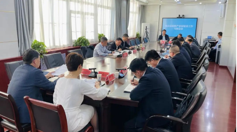 日前，陜西寶雞市岐山縣召開(kāi)輪胎產(chǎn)業(yè)園建設(shè)專班會(huì)議，岐山縣長(zhǎng)張軍輝要求，各相關(guān)部門(mén)務(wù)必積極主動(dòng)，密切協(xié)作，確立明確的任務(wù)分工，全力確保輪胎產(chǎn)業(yè)園項(xiàng)目順利按計(jì)劃推進(jìn)。