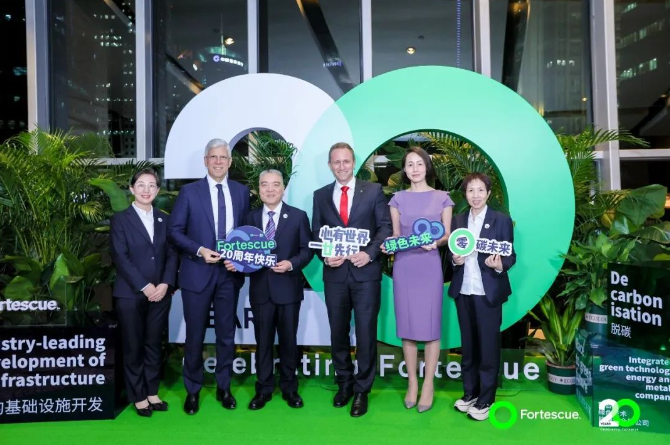，寶通科技，作為唯一的輸送帶供應(yīng)商，也受邀參加了慶典，董事長(zhǎng)包志方與Fortescue金屬業(yè)務(wù)首席執(zhí)行官狄諾(Dino Otranto)進(jìn)行了親切交流。