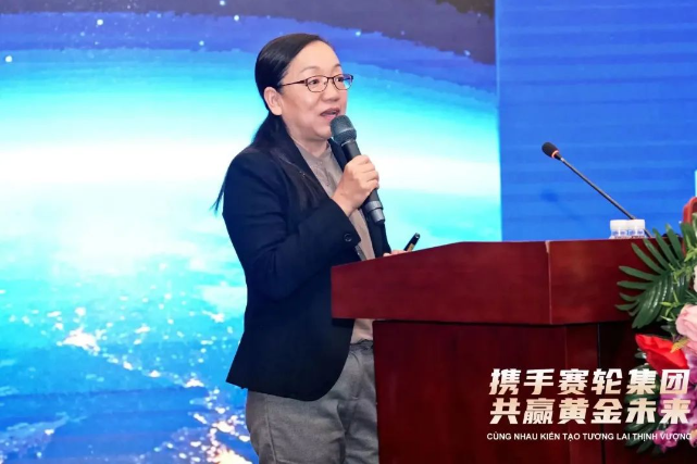 賽輪集團(tuán)技術(shù)研發(fā)中心TBR研發(fā)部部長(zhǎng)張?jiān)菩阍跁?huì)上系統(tǒng)介紹了賽輪集團(tuán)的研發(fā)體系和技術(shù)創(chuàng)新情況，特別強(qiáng)調(diào)了液體黃金輪胎在行業(yè)內(nèi)的重大突破。