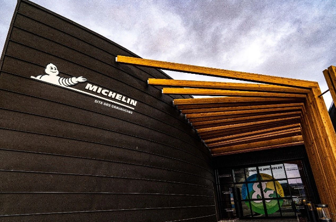 最近，米其林集團(tuán)制定了宏偉的節(jié)水新目標(biāo)，計(jì)劃到2030年將旗下所有工廠的用水量減少33%(用水量以每噸成品和半成品的水分脅迫系數(shù)加權(quán)計(jì)算，對(duì)比2019年)。而格拉萬(wàn)什工廠有望在2024年提前實(shí)現(xiàn)這一目標(biāo)。