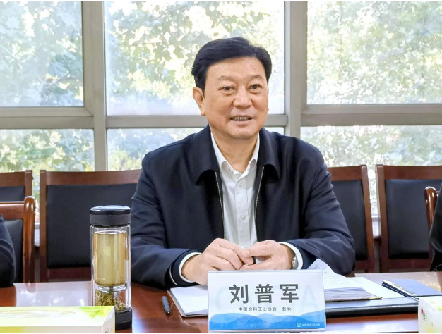 中國涂料工業(yè)協(xié)會(huì)會(huì)長劉普軍在北京會(huì)見了江西省涂料行業(yè)協(xié)會(huì)會(huì)長潘白日一行。雙方就如何促進(jìn)江西省涂料行業(yè)的發(fā)展以及未來中國涂料工業(yè)協(xié)會(huì)與地方涂協(xié)的合作等問題展開了深入交流。