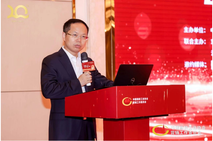 上午9點(diǎn)，中國(guó)橡膠工業(yè)協(xié)會(huì)副會(huì)長(zhǎng)兼秘書長(zhǎng)雷昌純發(fā)表了會(huì)議致辭，他強(qiáng)調(diào)協(xié)會(huì)將不斷思考如何發(fā)揮平臺(tái)作用，協(xié)調(diào)上下游協(xié)同，促進(jìn)企業(yè)之間良性互動(dòng)和發(fā)展