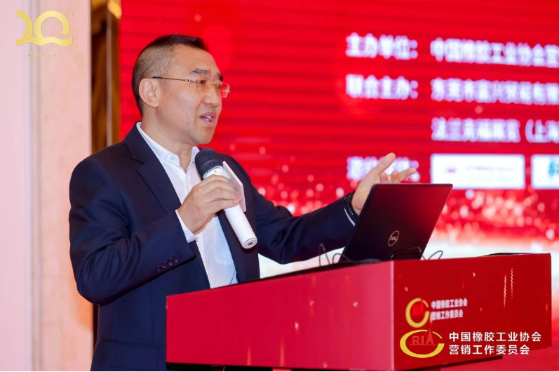 接下來(lái)，上一任中橡協(xié)副會(huì)長(zhǎng)兼營(yíng)銷工委理事長(zhǎng)朱仁恩做近一年主要工作報(bào)告。同時(shí)寄語(yǔ)新一屆理事會(huì)團(tuán)結(jié)一心，共同努力，開辟中國(guó)輪胎經(jīng)銷商行業(yè)新局面。