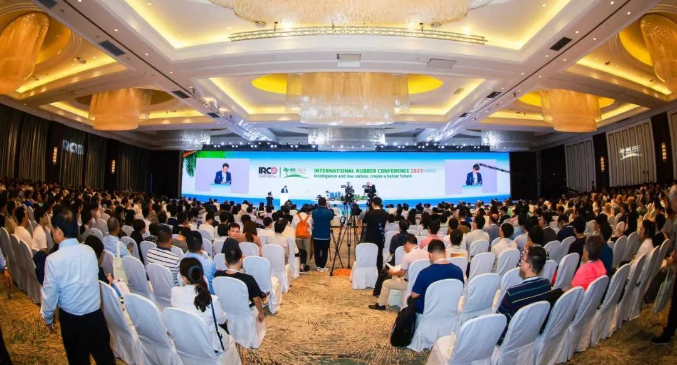 2023年國際橡膠會(huì)議(IRC2023)于11月7-9日在?？诔晒εe辦。本次會(huì)議的主題是“智能低碳，共創(chuàng)美好未來”(Intelligence and low carbon, create a better future)。由中國化工學(xué)會(huì)、中國化工學(xué)會(huì)橡膠專業(yè)委員會(huì)、中國化工學(xué)會(huì)橡塑綠色制造專業(yè)委員會(huì)聯(lián)合主辦，來自全球約20個(gè)國家和地區(qū)的近千位嘉賓和代表共同參與了這一盛會(huì)。三角輪胎股份有限公司也受邀參加此次盛會(huì)和同期舉辦的展會(huì)。
