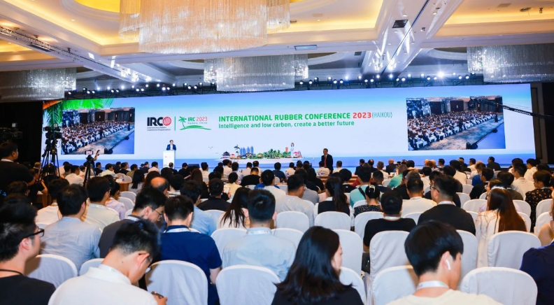 以“智能低碳，共創(chuàng)美好未來(lái)”為主題的2023年國(guó)際橡膠會(huì)議在?？诔晒φ匍_(kāi)，此次為期三天的盛會(huì)吸引了來(lái)自約20個(gè)國(guó)家和地區(qū)的近千位嘉賓和代表參與，共同探討橡膠產(chǎn)業(yè)的發(fā)展趨勢(shì)、綠色轉(zhuǎn)型、產(chǎn)業(yè)結(jié)構(gòu)調(diào)整優(yōu)化以及橡膠工業(yè)的最新技術(shù)進(jìn)展等重要議題。江蘇興達(dá)鋼簾線有限公司副總經(jīng)理兼營(yíng)銷中心總經(jīng)理劉濤親自帶隊(duì)出席。