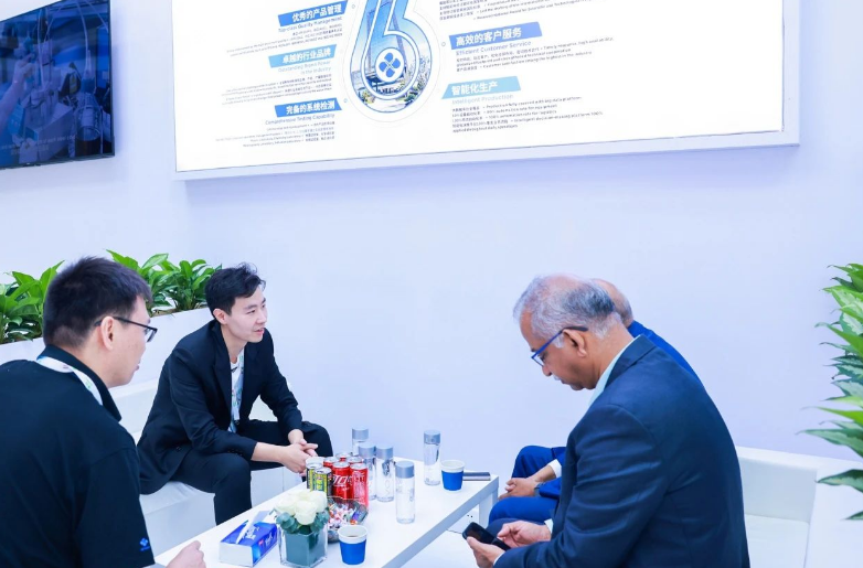 興達(dá)還在會(huì)場(chǎng)外設(shè)立品牌展區(qū)，吸引了眾多參會(huì)者和合作伙伴的關(guān)注。劉濤親自熱情接待來(lái)訪嘉賓，詳細(xì)介紹了興達(dá)的產(chǎn)品應(yīng)用和技術(shù)創(chuàng)新，分享了公司在推動(dòng)綠色發(fā)展方面的經(jīng)驗(yàn)和做法。