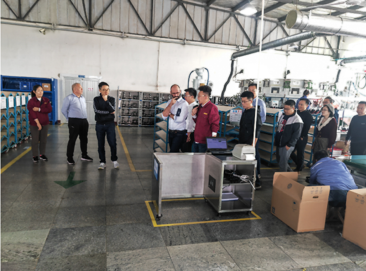 在潤(rùn)達(dá)工廠，千里行集團(tuán)董事長(zhǎng)任欽武與上海分公司負(fù)責(zé)人Wilson向迪卡儂團(tuán)隊(duì)全面介紹了千里行集團(tuán)的發(fā)展歷程及未來(lái)方向。隨后集團(tuán)分管人力資源的副總Boris分享了Human項(xiàng)目，展示了集團(tuán)以人為本的發(fā)展理念。以及千里行在自主化管理取得的相關(guān)成績(jī)，其中SSE/HRP/QA都已取得迪卡儂自主化管理認(rèn)證，提高了企業(yè)內(nèi)部的管理水平，與迪卡儂的發(fā)展理念更加契合。