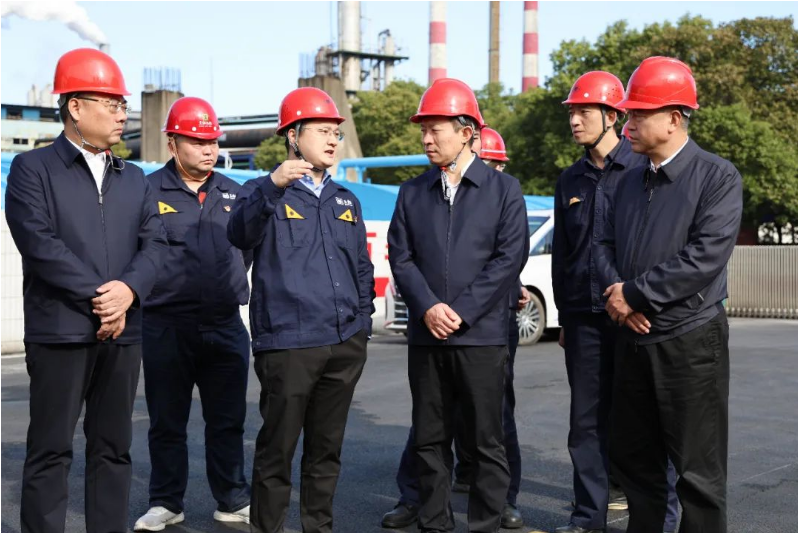 山西省太原市清徐縣委副書記、縣長、清徐經濟開發(fā)區(qū)黨工委書記李福貴，清徐經濟開發(fā)區(qū)黨工委副書記、管委會主任陳曉勇，山西亞鑫能源集團董事長賈永明一行到黑貓集團進行深入交流考察。