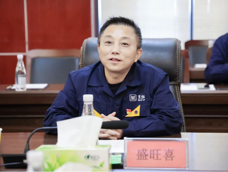 座談會上，盛旺喜對清徐縣政府及山西亞鑫能源集團一行的到來表示熱烈歡迎，并對清徐縣委、縣政府及經濟開發(fā)區(qū)對太原黑貓的關心表示感謝。他強調了集團導電、橡膠等前端性化工制造的發(fā)展方向，并希望雙方未來能夠進一步加強合作，充分發(fā)揮資源優(yōu)勢互補，為企業(yè)的全方位、前瞻性發(fā)展謀劃好戰(zhàn)略，布局好發(fā)展。