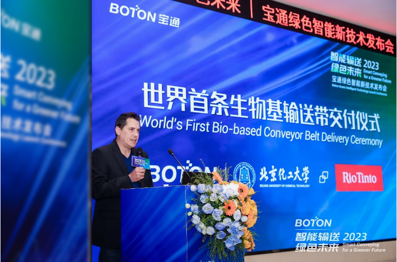 力拓集團(tuán)全球采購固定設(shè)備采購總監(jiān)Jo<i></i>nathan Wilson先生親手接過世界第一條生物基輸送帶，并表示：“可持續(xù)發(fā)展、ESG、綠色節(jié)能低碳是力拓追求的目標(biāo)，寶通與力拓戰(zhàn)略理念相契合，且不斷為力拓提供具有競爭力的產(chǎn)品與優(yōu)質(zhì)的服務(wù)，并持續(xù)創(chuàng)新，不斷開發(fā)低滾阻、超耐磨，以及此次交付的生物基輸送帶。這次來到寶通，接觸到寶通的智能系統(tǒng)，感到非常驚艷，寶通的數(shù)字化水平給我留下了深刻的印象，我很期待未來力拓與寶通合作雙贏!”