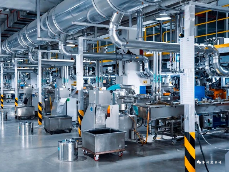 在交流中，孫瑞哲會長對寶麗迪積極推動5G智能工廠、響應國家政策的努力表示贊賞。他強調(diào)，企業(yè)在與客戶溝通時，不僅需要運用技術(shù)語言，更應該通過價值理念來推廣優(yōu)勢產(chǎn)品。一方面企業(yè)應當加強與客戶的聯(lián)系，將最有把握最成熟的產(chǎn)品更多地推向終端市場，為終端客戶解決產(chǎn)品穩(wěn)定性問題;另一方面，孫會長鼓勵企業(yè)推廣化纖母粒，實現(xiàn)紡織環(huán)節(jié)減排，為完成“碳排放30·60目標”貢獻力量。