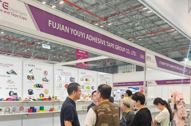 據(jù)悉，2023越南國際膠粘劑與膠粘帶展是第十八屆越南國際化工展新設(shè)立的主題展區(qū)，標(biāo)志著展會(huì)歷史上的一個(gè)重要里程碑。此次展會(huì)共有375家參展商匯聚，超過500個(gè)展位，展示了涵蓋膠粘劑和膠帶產(chǎn)品、相關(guān)設(shè)備和技術(shù)的豐富內(nèi)容。越南國際化工展旨在服務(wù)東南亞市場(chǎng)，為該地區(qū)的膠粘行業(yè)、電子、制鞋、制衣、建筑建材等行業(yè)企業(yè)提供了深度交流的平臺(tái)。