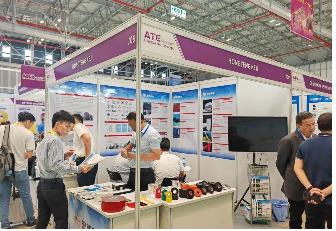 據(jù)悉，2023越南國際膠粘劑與膠粘帶展是第十八屆越南國際化工展新設(shè)立的主題展區(qū)，標(biāo)志著展會(huì)歷史上的一個(gè)重要里程碑。此次展會(huì)共有375家參展商匯聚，超過500個(gè)展位，展示了涵蓋膠粘劑和膠帶產(chǎn)品、相關(guān)設(shè)備和技術(shù)的豐富內(nèi)容。越南國際化工展旨在服務(wù)東南亞市場(chǎng)，為該地區(qū)的膠粘行業(yè)、電子、制鞋、制衣、建筑建材等行業(yè)企業(yè)提供了深度交流的平臺(tái)。