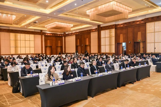 買化塑運營總監(jiān)陸寧以經(jīng)營數(shù)據(jù)為觀察，通過挖掘數(shù)據(jù)變化背后的本質(zhì)，發(fā)現(xiàn)供應(yīng)鏈優(yōu)化、數(shù)字化提效、新能源應(yīng)用和原材料出海服務(wù)海外客戶，正在成為涂料產(chǎn)業(yè)打開新增市場的機遇。