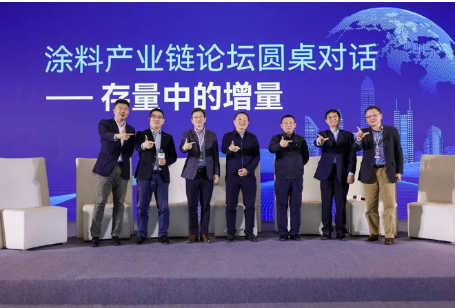 漆谷集團總經(jīng)理李曉會、上海華誼精細化工有限公司總工程師俞劍峰、科順股份研發(fā)中心總監(jiān)王綱、中車青島四方機車車輛股份有限公司涂裝高級主任工藝師、教授級高工趙民、廣東寶時精細化工有限公司總經(jīng)理黃杰勇、杭州崇耀科技發(fā)展有限公司總經(jīng)理徐健在峰會的高峰論壇上，就企業(yè)經(jīng)營現(xiàn)狀、市場需求變化、開發(fā)新市場空間等話題展開了討論。