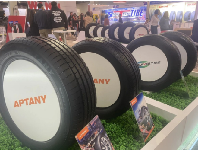 作為行業(yè)的佼佼者之一，萬(wàn)力輪胎一直在高質(zhì)量發(fā)展的道路上不斷探索，秉持著創(chuàng)新和高效的理念，不斷在產(chǎn)品研發(fā)上取得突破。隨著中國(guó)經(jīng)濟(jì)的不斷轉(zhuǎn)型，萬(wàn)力輪胎抓住了新舊動(dòng)能轉(zhuǎn)換的機(jī)遇，積極響應(yīng)市場(chǎng)需求，不僅在乘用車胎領(lǐng)域?qū)崿F(xiàn)增長(zhǎng)發(fā)力，同時(shí)對(duì)卡客車胎市場(chǎng)變化靈活應(yīng)對(duì)。公司在用戶體驗(yàn)、成本效益方面持續(xù)努力，力求讓用戶獲得輪胎使用價(jià)值的最大化。