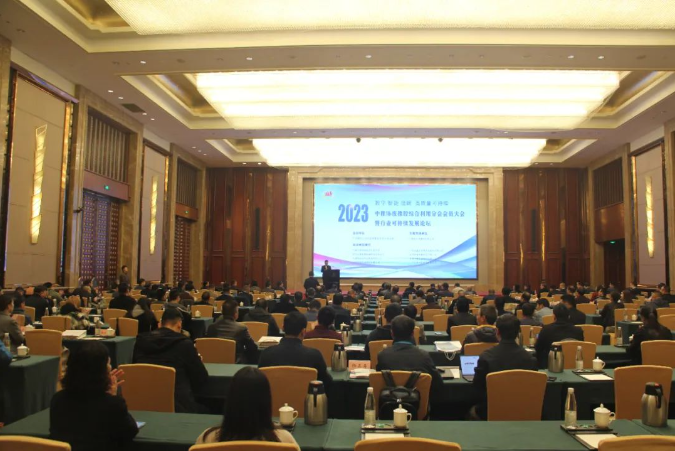 中國橡膠工業(yè)協(xié)會廢橡膠綜合利用分會會員大會暨行業(yè)可持續(xù)發(fā)展論壇于11月16日在江蘇無錫隆重召開。此次盛會以“數(shù)字 智能 低碳 高質量可持續(xù)發(fā)展”為主題，聚焦橡膠廢料綜合利用行業(yè)的前沿議題。