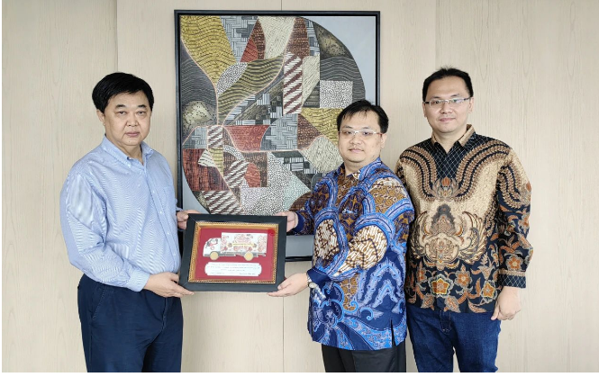 萬達集團黨委書記、董事局主席尚吉永帶隊調(diào)研考察印尼市場。此次行程中，尚主席一行深入調(diào)研了印尼萬達珍寶電纜，并親自拜訪了業(yè)務(wù)合作伙伴以及印尼國家交通部。尚吉永主席的隨行人員包括萬達集團董事局董事、副總裁王振卿，以及集團副總裁、萬達寶通輪胎公司董事長尚永峰等。