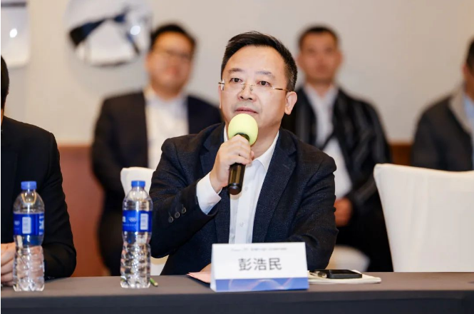 彭浩民表示，近年來(lái)，隨著國(guó)家環(huán)保政策的不斷升級(jí)和“雙碳”戰(zhàn)略的推進(jìn)，粉末涂料的發(fā)展空間顯著擴(kuò)大。然而，國(guó)內(nèi)粉末涂料企業(yè)眾多，產(chǎn)能過(guò)剩、同質(zhì)化嚴(yán)重、研發(fā)不足等問(wèn)題也制約了行業(yè)的發(fā)展。彭浩民呼吁借助買(mǎi)化塑峰會(huì)平臺(tái)，與在座各位行業(yè)精英共同探討未來(lái)的發(fā)展方向，推動(dòng)粉末涂料行業(yè)良性可持續(xù)發(fā)展。