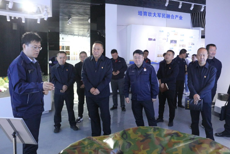 陜西延長石油豐源有限公司黨委副書記、執(zhí)行董事王建良一行于11月16日蒞臨陜西延長石油西北橡膠有限公司，展開對標交流學習。座談會上，西橡公司黨委書記張航偉及相關部門負責人熱情參與。