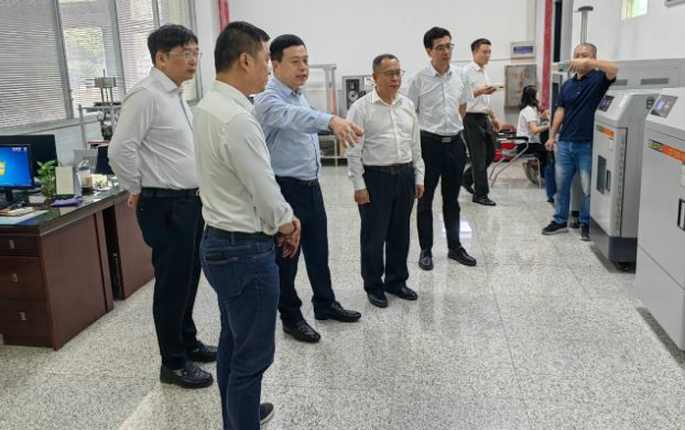 中國塑協(xié)王占杰理事長一行到思迪嘉鞋業(yè)調研