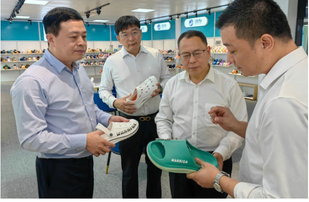 王占杰理事長對思迪嘉鞋業(yè)取得的成績表示高度肯定。他通過此次調研走訪，充分感受到塑料鞋產品的多樣性和企業(yè)的創(chuàng)新力。他表示對塑料鞋企業(yè)的不斷進步充滿信心，堅信該行業(yè)將在可持續(xù)高質量發(fā)展的道路上穩(wěn)步前行。