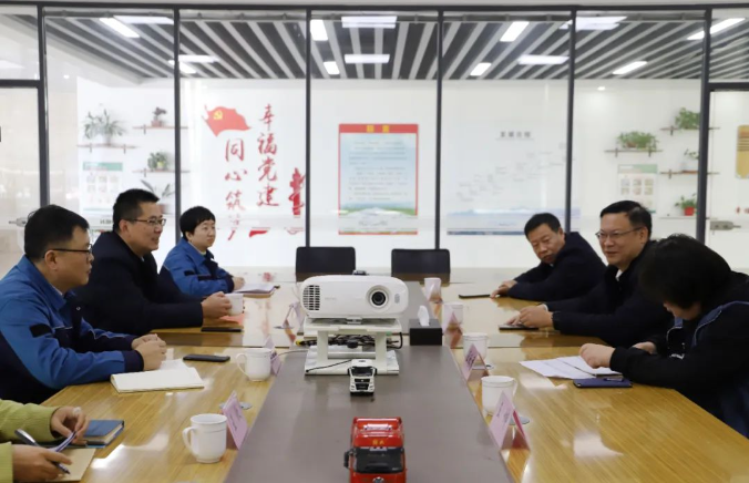 日前，山東省濰坊市昌樂縣委常委、辦公室主任范新利范新利一行到美晨工業(yè)集團，就企業(yè)安全生產工作展開調研。高新片區(qū)黨委書記孟慶忠、美晨董事長王永剛陪同出席。