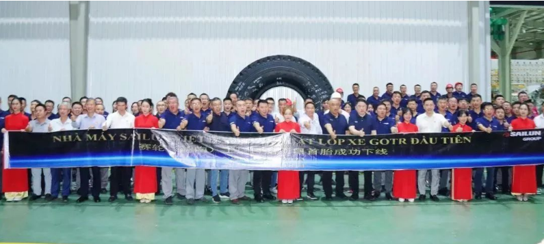 賽輪越南工廠巨胎首胎下線儀式在越南西寧省隆重舉行。在國橡中心、集團總部、客戶代表、上下游合作伙伴以及越南工廠員工代表的共同見證下，首條巨胎在工廠三期硫化車間順利下線，全體越南賽輪人以此為集團21周年獻禮。