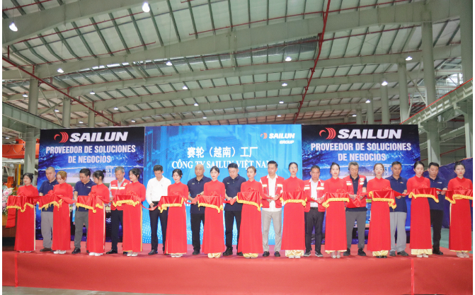 賽輪集團的合作伙伴們紛紛上臺剪彩，共同慶祝這一歷史性時刻。