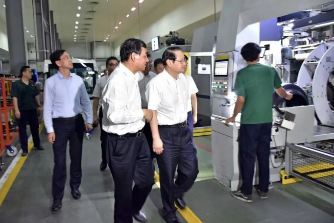 隨后，易書記一行在沈總、陳總的陪同下，視察參觀了中策泰國三期工廠。在參觀過程中，沈總向易書記介紹了中策泰國發(fā)展規(guī)模、未來規(guī)劃和發(fā)展目標(biāo)。