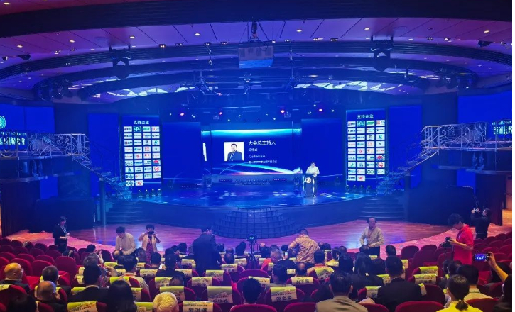 此次盛會吸引了來自十個(gè)國家、130多家企業(yè)的170多位代表的參與。在成立大會上，羅浮塔涂料榮幸地被邀請成為“亞洲涂料油墨聯(lián)合會”的常務(wù)理事單位，為聯(lián)合會的發(fā)展貢獻(xiàn)力量。